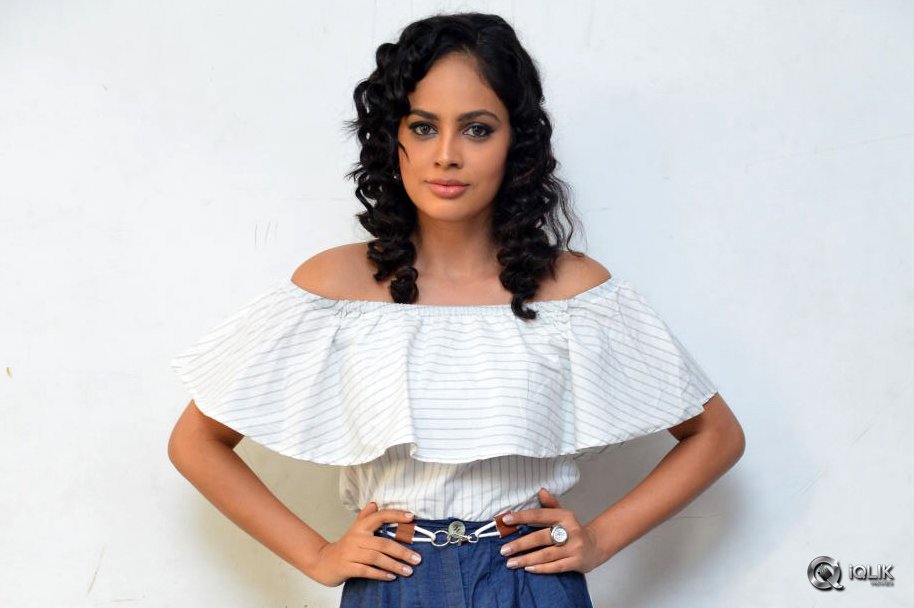 Nandita-Swetha-at-Ekkadiki-Pothavu-Chinnavada-Movie-Promotions